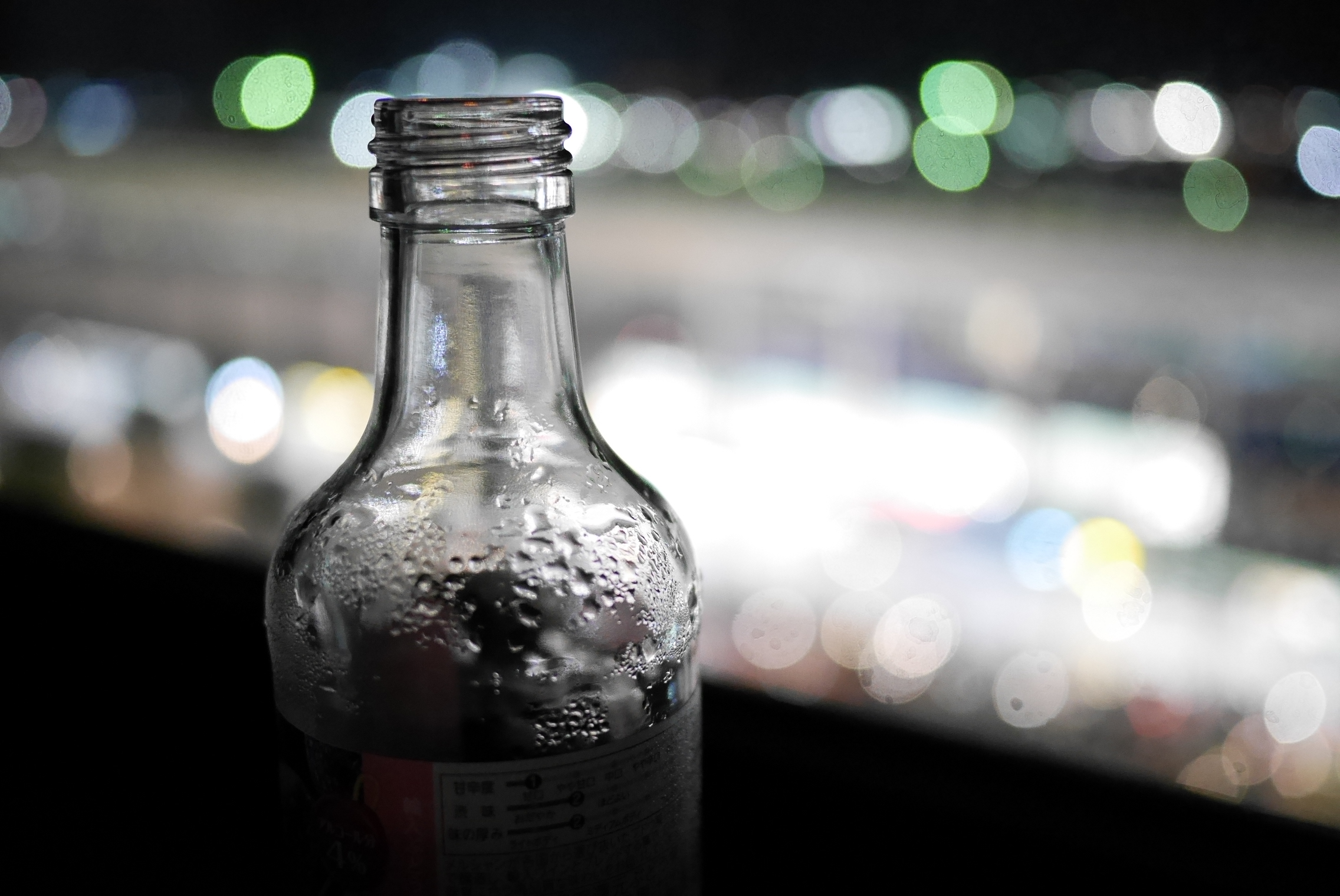 夜の駅を見ながら