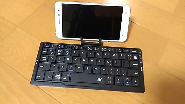 コンパクトな二つ折りBluetoothキーボード3E Plier