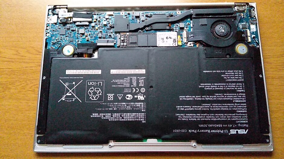 カバーを外したUX31E