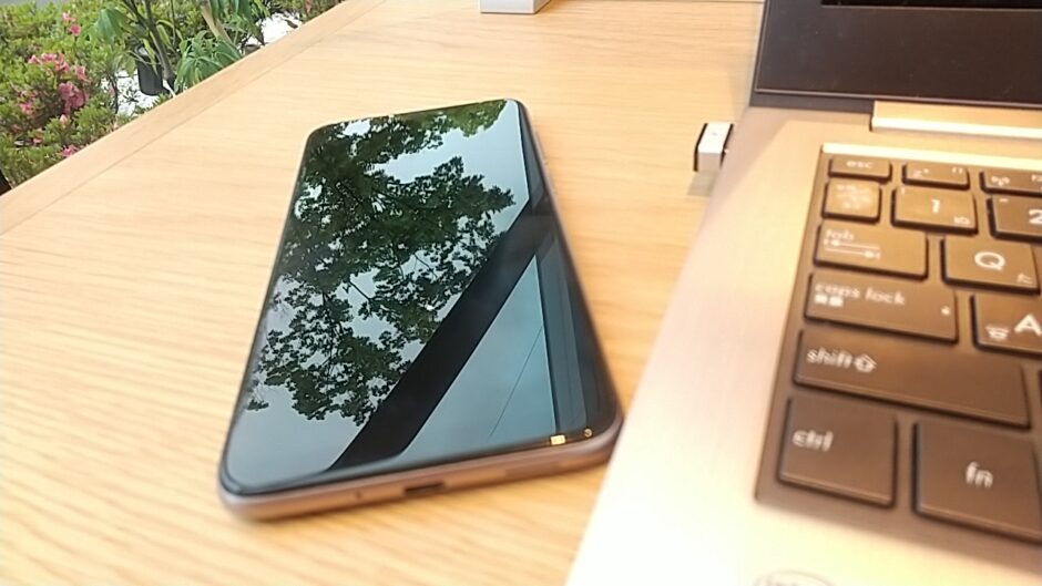 持ち歩き用PCとスマホ